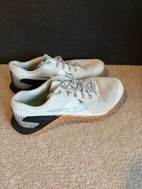 Nike Metcon 4 Women's  Running Shoes Size 9 White gray black 924593-100